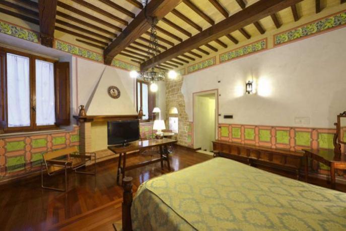 suite jacopone con camino antica residenza a Todi 