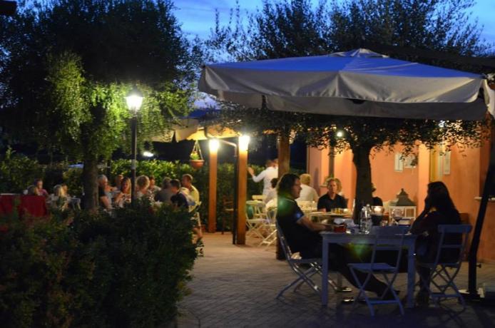 Veranda, ristorante all'aperto, country house Marche