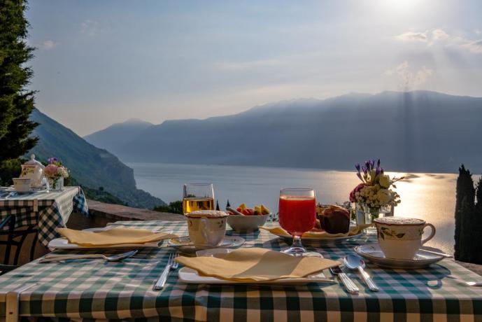 Colazione in terrazzo con vista Lago