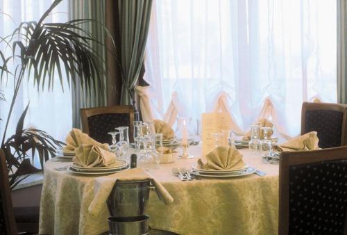 Sala ristorante con piatti tipici siciliani-Caltagirone