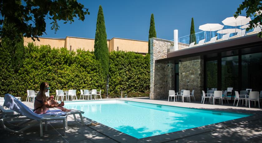 Piscina all'aperto attrezzata con sdraio  