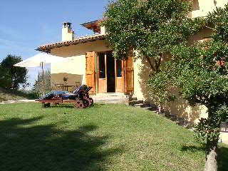 Chalet, tavolo e seggiole da esterno 