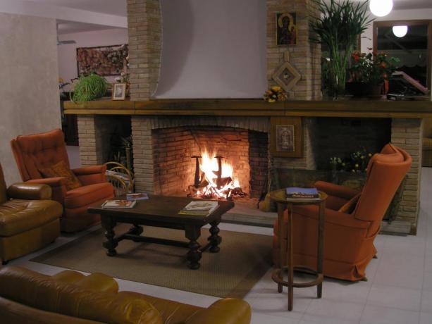 Salone comune con camino Collevalenza