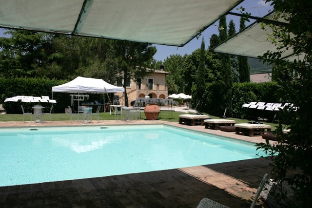 piscina con ristornate nell'agriturismo in Umbria 