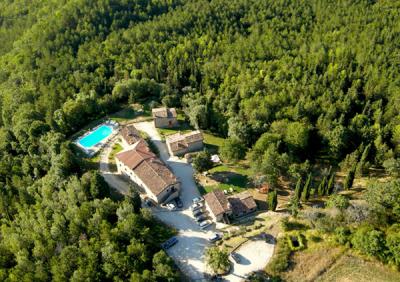 Appartamenti con camino, ristorante e piscina a Pietralunga vicino Gubbio, agriturismo ideale per famiglia con bambini