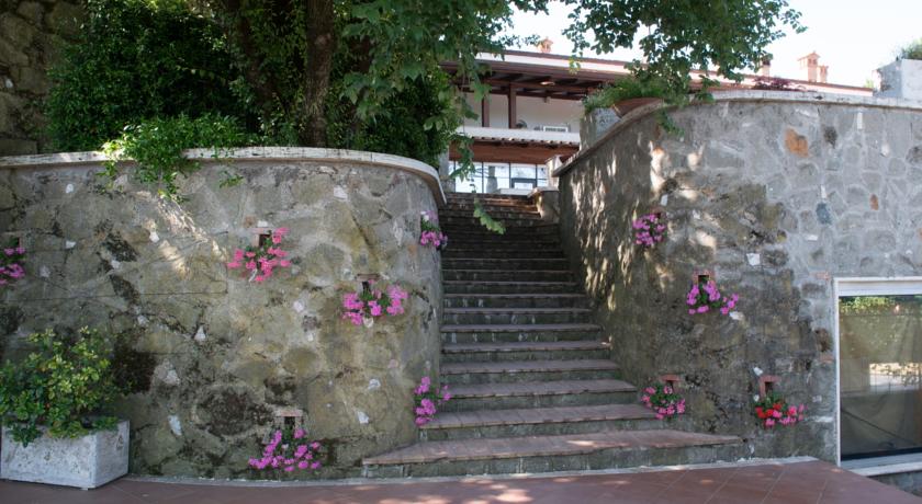 Scalinata esterna della Locanda