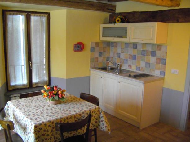 Stanze illuminate con angolo cottura stile rustico