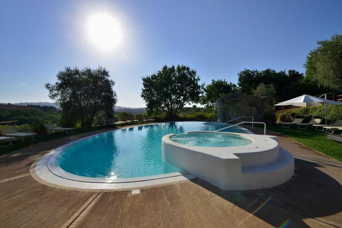 piscina con Idromassaggio