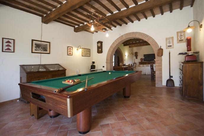 Casale a Bolsena salone con biliardo