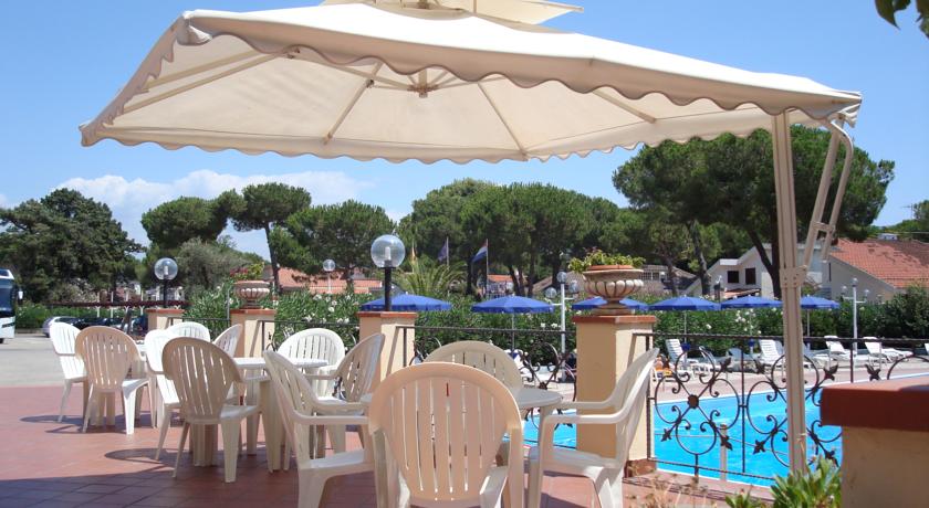 Terrazza attrezzata con vista piscina