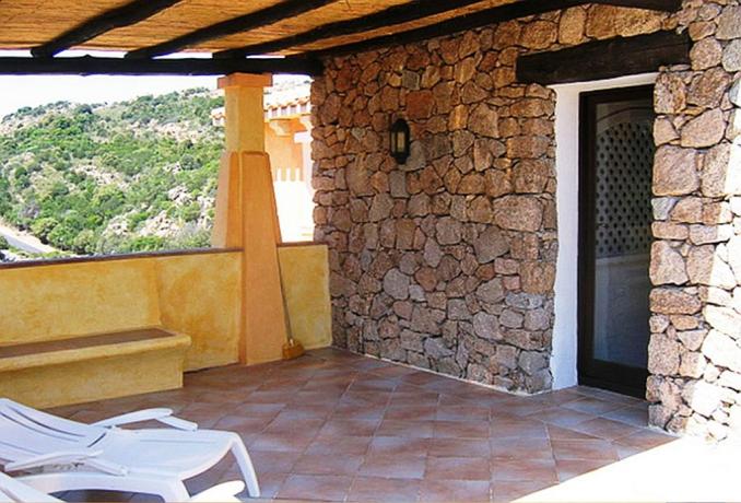 Terrazza solarium in hotel con appartamenti ad Arzachena