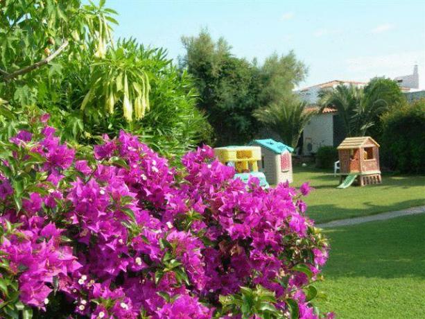 Giardino con area giochi per Bambini