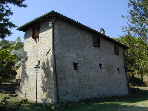 Assisi: casali in affitto con Piscina, Sulle colline di Bettona tra Assisi e Perugia, Casale 8 posti letto.
