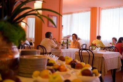 Ristorante con vista monti innevati