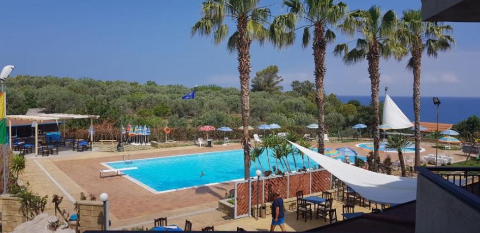 Piscina con Vista Panoramica residenca-Messina 