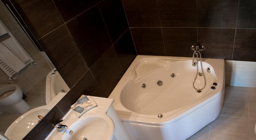 Bagno privato in camera con vasca idromassaggio