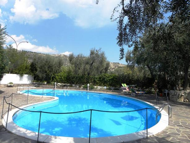 Albergo con Piscina con vista panoramica a Mattinata