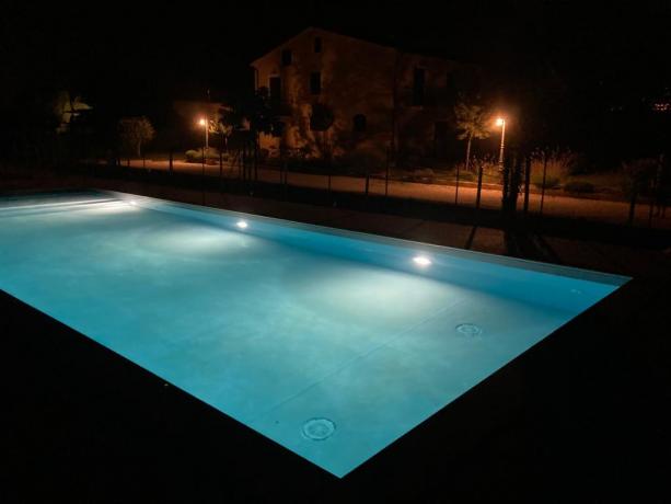 Vista in notturna della piscina esterna  