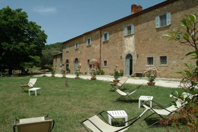 agriturismo con giardino attrezzato 