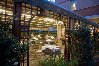 Ristorante all'aperto, Albergo 3 stelle 