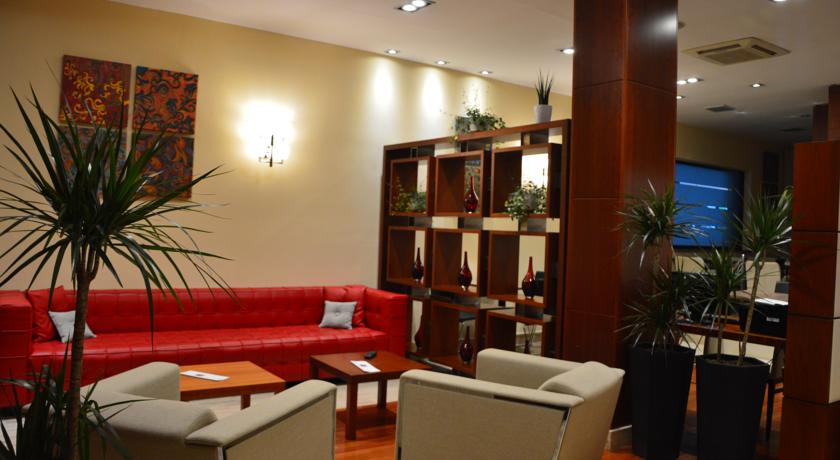 Sala con divano e poltrone