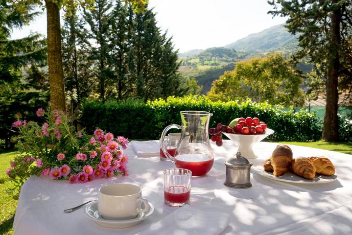 Colazione all'aperto con vista panoramica di Assisi 