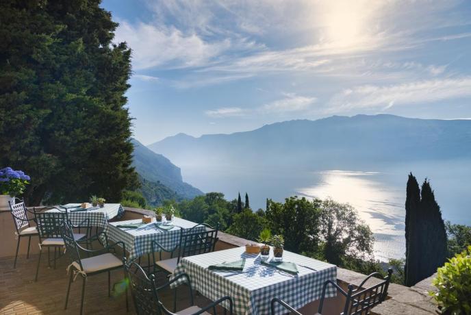 cene romantiche con sfondo Lago di Garda