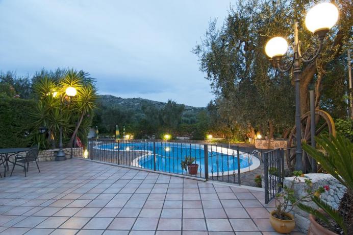Piscina esterna attrezzata hotel a Mattinata
