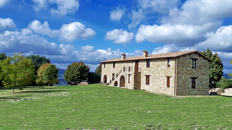 Casolare con piscina, giardino e campo da basket 