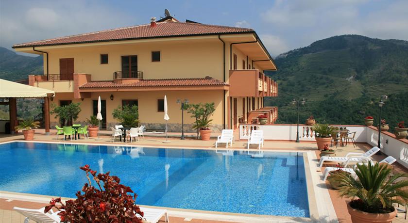 Piscina Panoramica ampia all'Hotel Tortora