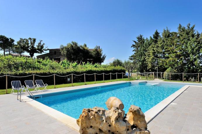 Piscina con sdraio agriturismo a Città della Pieve 