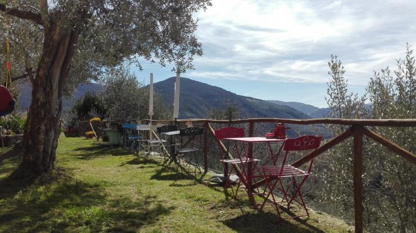 Vacanza in Umbria, giardino con vista sulle montagne 