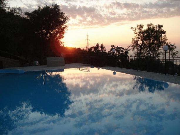 Camere matrimoniali con vista piscina a Messina