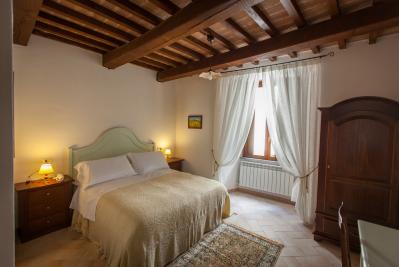 Quality room con travi a vista sul soffitto