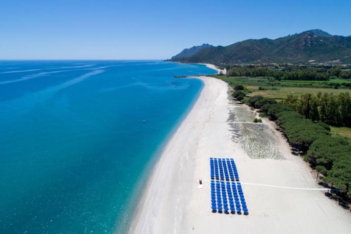 Villaggio sulle spiagge bianche della Sardegna 