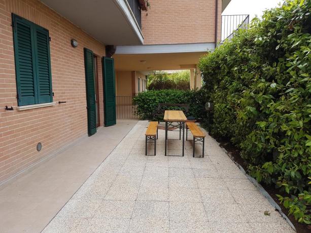 Giardino con tavolo e panca per mangiare