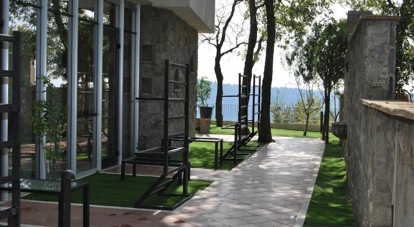 Ampie vetrate con vista sul Lago