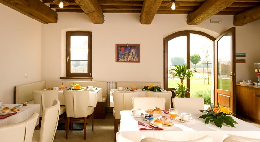 Sala colazione in agriturismo nella campagna di Assisi 