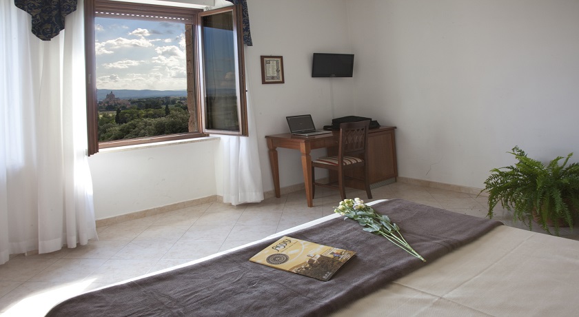 Stanze d'albergo spaziose con tv