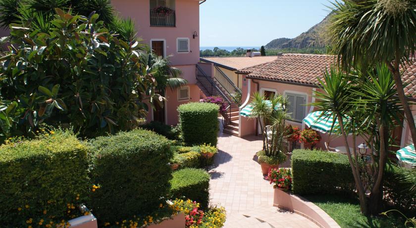 Ampio giardino esterno Hotel