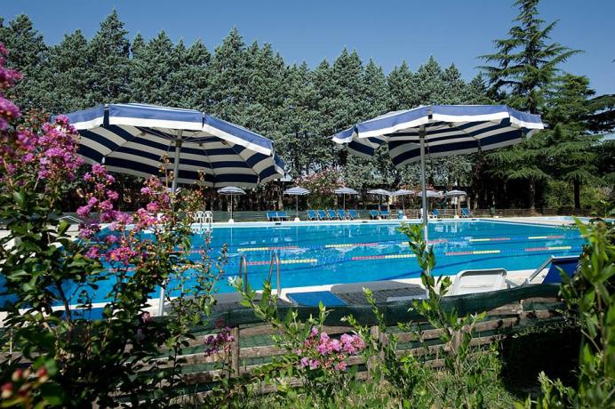 Piscina con ombrelloni e sdraio  