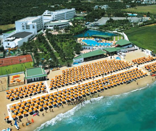 Hotel in Villaggio Turistico in Puglia, 3 Piscine, Animazione, Ristorante, Impianti Sportivi e Spiaggia Privata 
