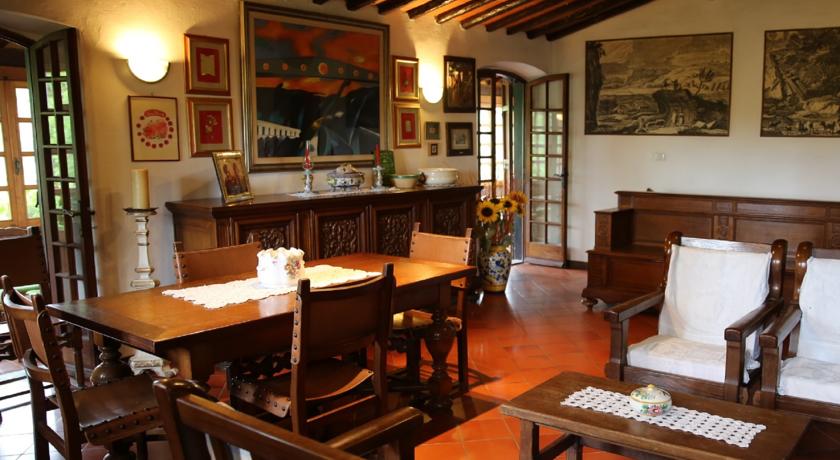 soggiorno villa con tavolo e finestra