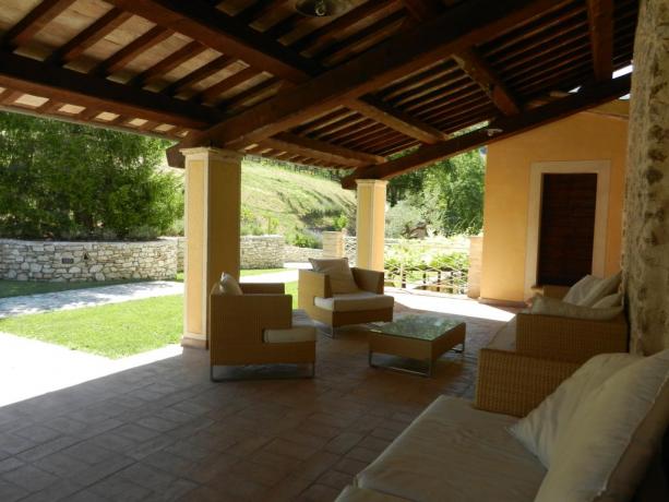 Salotto esterno agriturismo in Valnerina Antica Residenza 