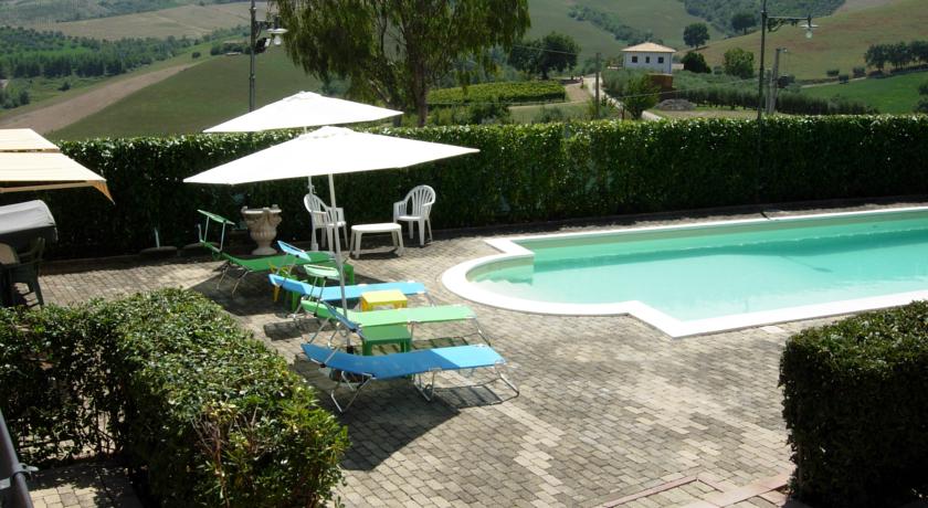 Piscina esterna nel giardino della struttura