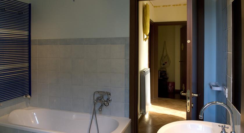 Bagno luminoso con finestra e vasca