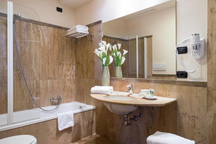 Bagno Camera classica con vasca,doccia e set cortesia 