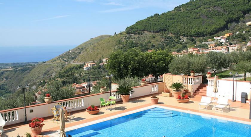 Pisciana solarium e panorama in Hotel vicino aTortora