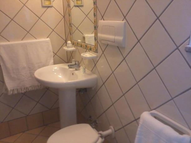 Bagno completo in Appartamento con doccia 