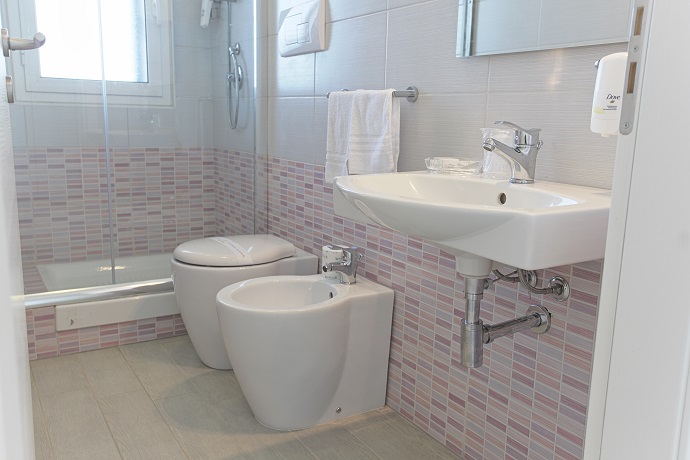 Bagno con doccia multifunzione
